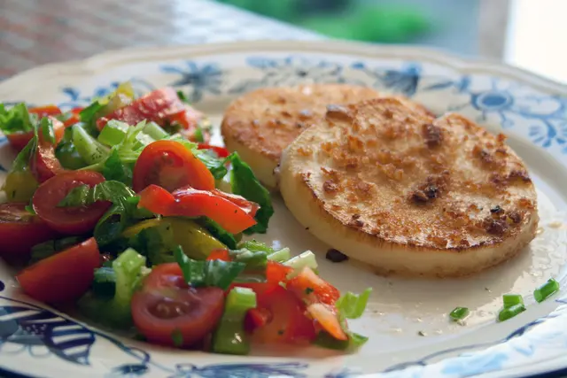 gebratene Selleriescheibe mit Salat