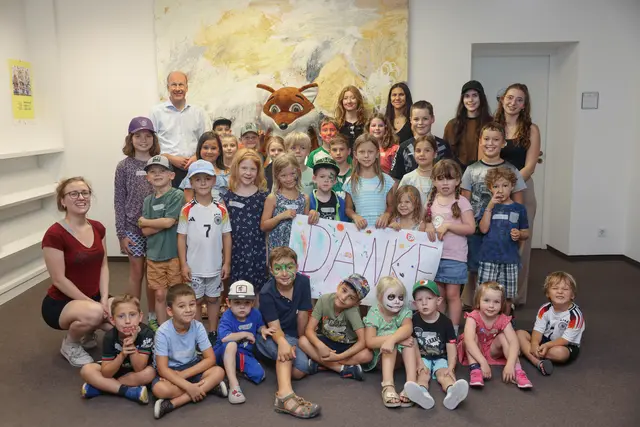 Landrat Martin Sailer und das Landkreismaskottchen Zorro der Fuchs besuchten die Kinder im Rahmen der Ferienbetreuung und überraschten sie mit einem Pizzaessen. | Foto: Lina Prinzensing