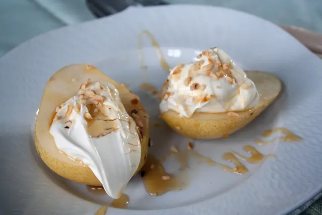 Birne mit Quark, Honig und gerösteten Mandelstiften