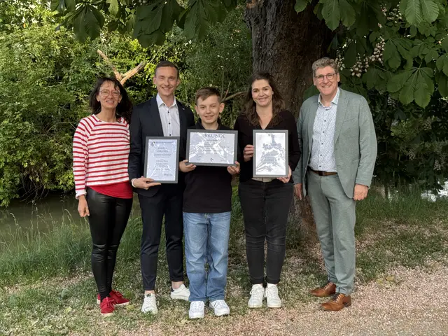 Das Bild zeigt: (von links) Luzia Fischer (Beiratssprecherin der Musikschule), Christian Weng, Sarah Weng, Erster Bürgermeister Martin Brenner. | Foto: MS Mindeltal