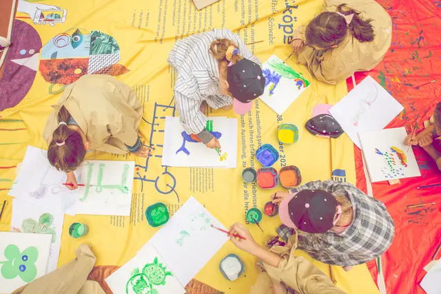 Gemeinsam mit dem „DemokraTier“ werden die Kinder kreativ | Foto: Mira Hörter