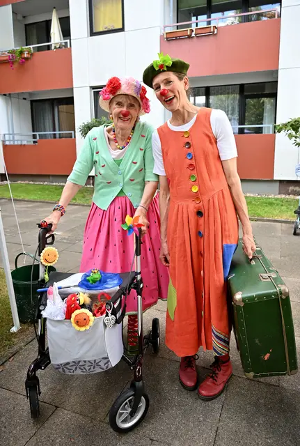 Zwei Clowninnen sorgten dafür, dass es bunt wurde.