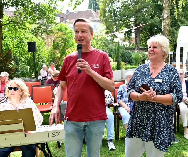 Pastor Dr. Micahel Wohlers und Brigitte Köhler vom Vorstand des Ansgarhauses eröffnen das Sommerfest.