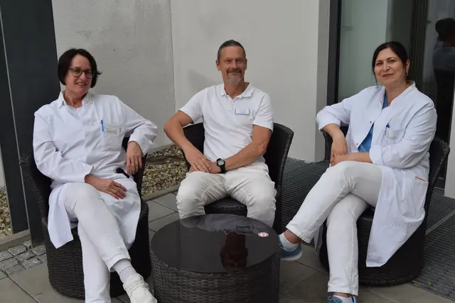 Schauen zuversichtlich in die Zukunft der Wertinger Klinik dank der eingerichteten Akutgeriatrie und die dafür entwickelten medizinischen Pläne in den kommenden Monaten: (von links) Chefärztin der Abteilung Innere Medizin und Akutgeriatrie in der Wertinger Klinik, Dr. med. Martina Brielmaier, Facharzt für Chirurgie und Unfallchirurg, Dr. med. Hubert Grundner, der sich gerade zum Geriater weiterbilden lässt und die leitende Oberärztin in der Akutgeriatrie und der Abteilung Innere Medizin, Kiriaki Panagiotidou. | Foto: Ulrike Hauke