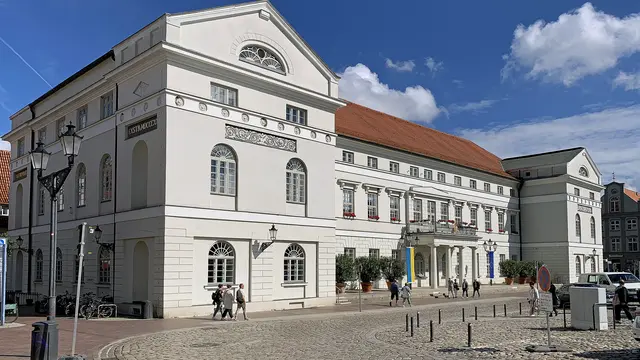 Auf dem Marktplatz fällt das blendend weiße, 53 m breite Gebäude besonders auf - es ist das 1817 bis 1819 im klassizistischen Stil errichtete Rathaus. Foto: Helmut Kuzina