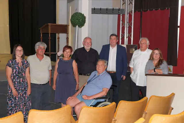 Auf dem Bild von links: Manuela Chevalier (Vorstand), Jörg Simon (Vorstand), Gerlinde Scheit-Mayer (Vorstand), Professor Dr. Martin Oswald, Landrat Martin Müller, Otto Killensberger, Andrea Höchstötter (Vorstand), vorne sitzend Professor Dr. Georg Barfuß. | Foto: Franz Käsinger 
