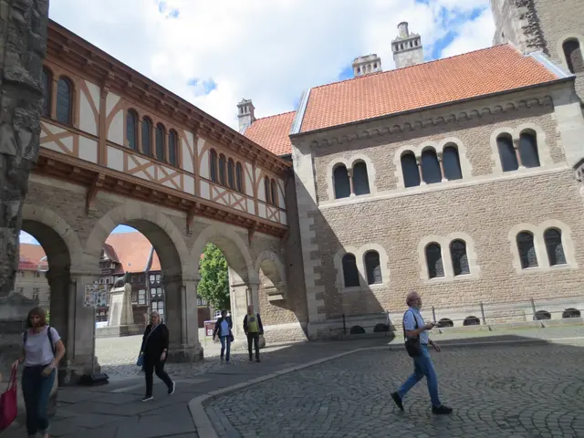 Durch den Bogen sieht man das Löwendenkmal | Foto: Das sind meine Bilder