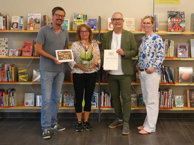 Von links: Ingrid Zießow erhält Glückwünsche, Blumen und eine Urkunde des Bayerischen Staatsministeriums für eine Dienstzeit von 25 Jahren überreicht. Uwe Wagner, Leiter Kulturamt, Ingrid Zießow, Stadtbibliothek Gersthofen, Michael Wörle, Erster Bürgermeister, und Melanie Sappl, Leitung Stadtbibliothek. | Foto: Stadt Gersthofen (Kai Schwarz)