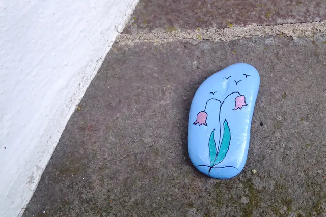  Zwei Tulpen: Vier Vögel fliegen am Himmel darüber.
