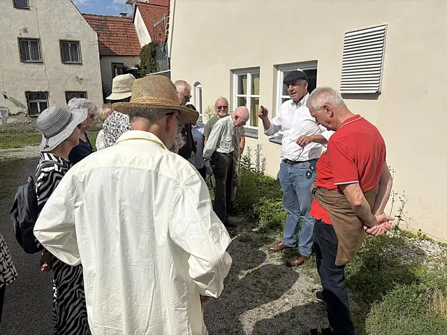 Schafgarbe &amp; Co. helfen gegen Verdauungsbeschwerden - die dazugehörige Rollkur vermittelt Hannes Proeller eindrucksvoll