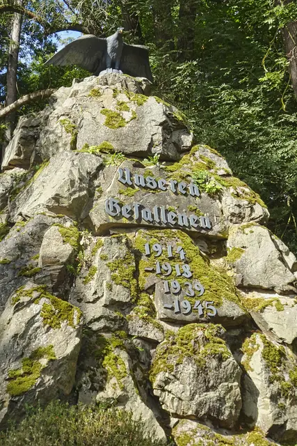 Kriegsgefallenen Denkmal gegenüber dem Schloss Meisdorf