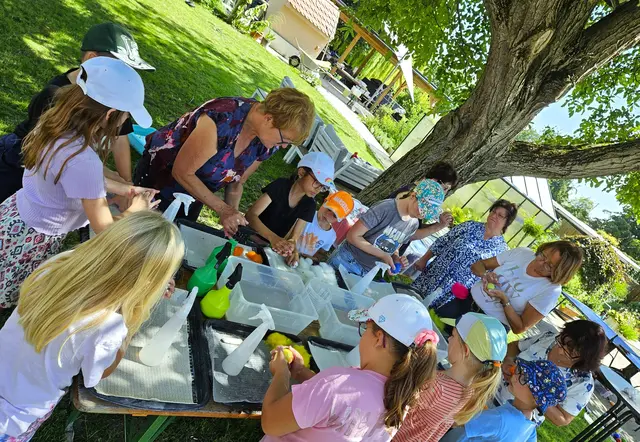 Das Filzen von bunten Froschmonstern bereitete den jungen Ferienprogrammteilnehmern viel Spaß und Freude. | Foto: Peter Heider