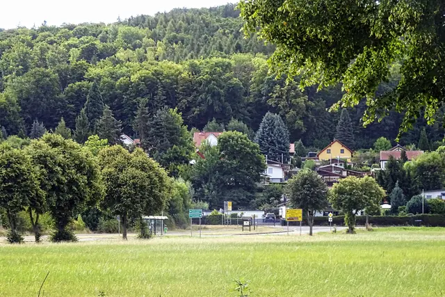Blick vom Parkplatz auf die Wohnsiedlung Liethe in Meisdorf