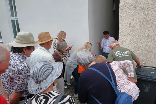 Kaum hinein zu kommen in den schmalen Durchgang, aber gerade deshalb gedeihen hier heimische Kräuter bestens