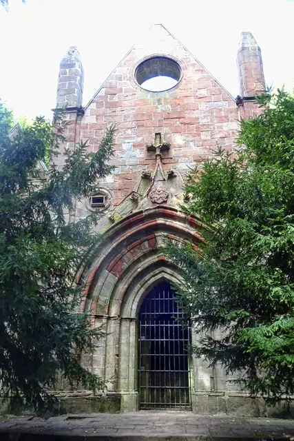 das neugotische Mausoleum der Grafen von der Asseburg