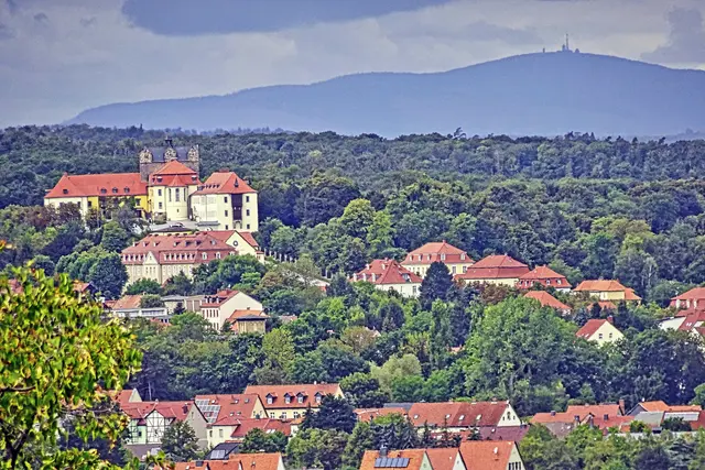 Schloss Ballenstedt mit  dem 45 km entfernten Brocken