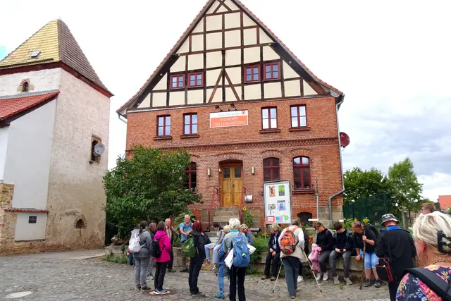 Wandergruppe vor dem Haus der Natur in Meisdorf