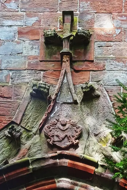 Detail des Mausoleums mit Wappen der Asseburger