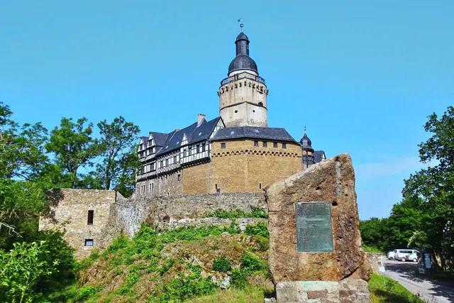 die Burg Falkenstein mit dem Gedenkstein für den Schöpfer  des Sachsenspiegels Eike von Repgow unter Graf Hoyer vom Falkenstein  (Archivbild)