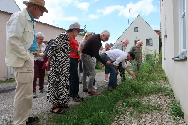 Interessiert verfolgen die teilnehmenden Mitglieder des Förderverein Sozialstation Friedberg die unterhaltsamen Ausführungen des Vorsitzenden