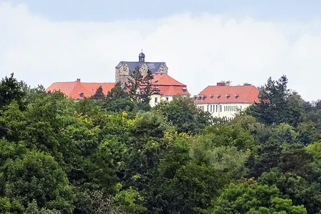 Schloss Ballenstedt mit dem Westportal des ehemaligen Klosters