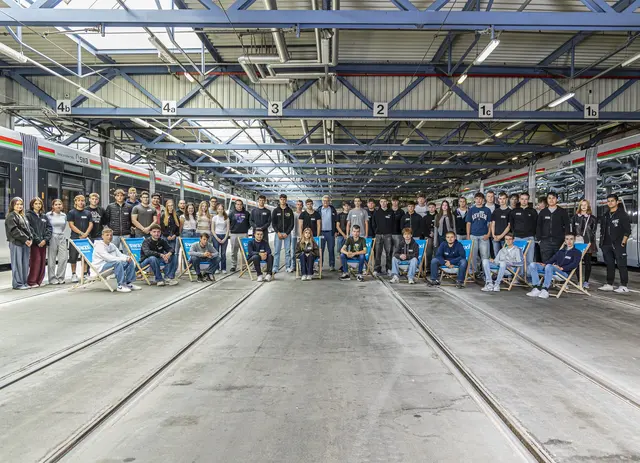 Für 49 junge Menschen begann am 1. September ein neuer Lebensabschnitt. Sie beginnen ihre Ausbildung bzw. ihr duales Studium bei den Stadtwerken Augsburg. swa Geschäftsführer Rainer Nauerz (Bildmitte) begrüßte die swa Talents. | Foto: swa / Bernd Jaufmann