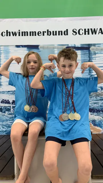 Mia Heilmeier und Moritz Winkler (beide 2017) standen bei ihrem ersten Langbahnwettkampf in Stuttgart über jede Strecke auf dem Podest