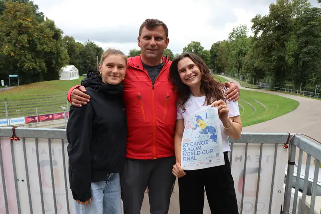 Bundestrainer Thomas Apel mit seinen beiden erfolgreichen Töchtern links Emily Apel und rechts Elena Lilik - beide Schwabenkanutinnen sind am Wochenende am Eiskanal am Start | Foto: Marianne Stenglein