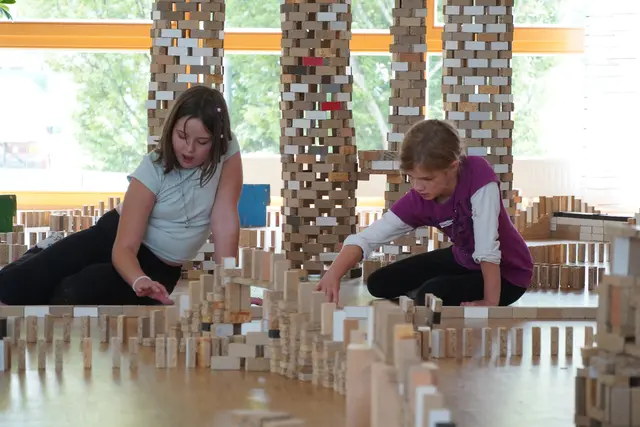 Höchste Konzentration bei Sofia und Kamila beim Bauen der Dominostrecke | Foto: Sabina Thomas