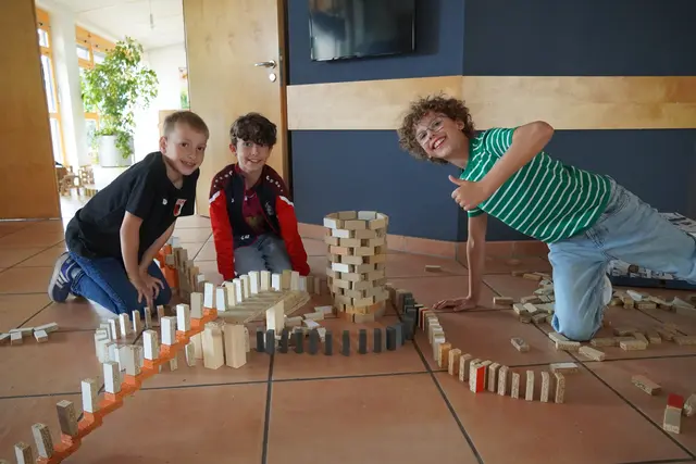 Colin, Leano und David mit Spaß am Bauen | Foto: Sabina Thomas