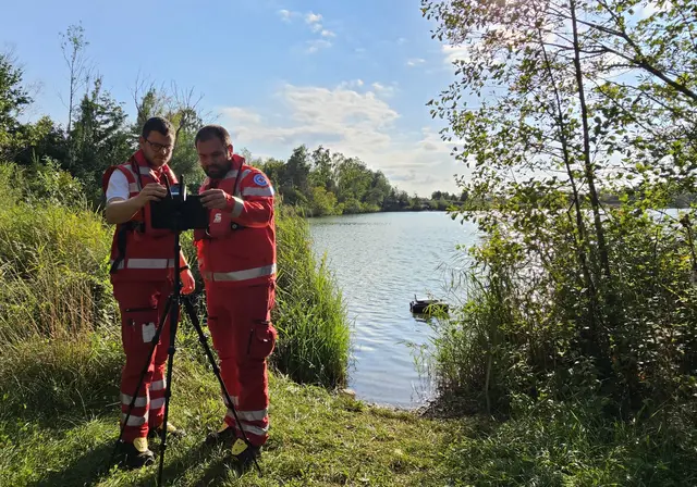 Einsatzkräfte beim Bedienen des Sonarbootes, welches im Hintergrund zu sehen ist. Hier im Bild von links: Fritz Grimminger, Domenik Sand | Foto: Kreis-Wasserwacht Dillingen