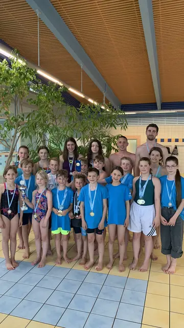 Eine siegreiche Mannschaft mit zahlreichen Medaillen und Pokalen nach dem Clubvergleichskampf in Donauwörth