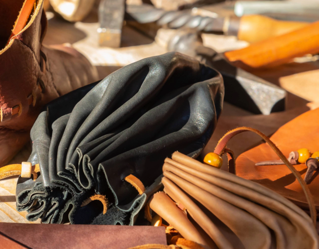 Handgemachte Lederbeutel | Foto: Adobe Stock