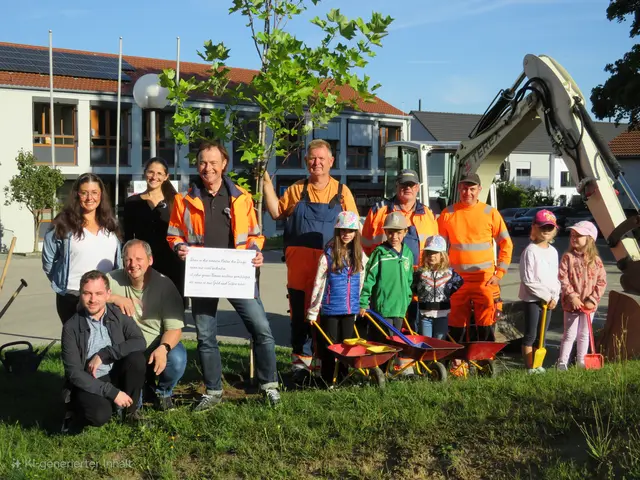 Die Beteiligten an der Baumpflanz-Challenge: von links (stehend): Nina Preis, Sophia Hartmann, Bürgermeister Bernhard Uhl, Thomas Lanzendörfer, Thomas Goldmann und Andreas Mayr / kniend: Robert Wiest und Tobias Riedel mit Kindern aus der Kita „Obstgarten“ | Foto: Markt Zusmarshausen