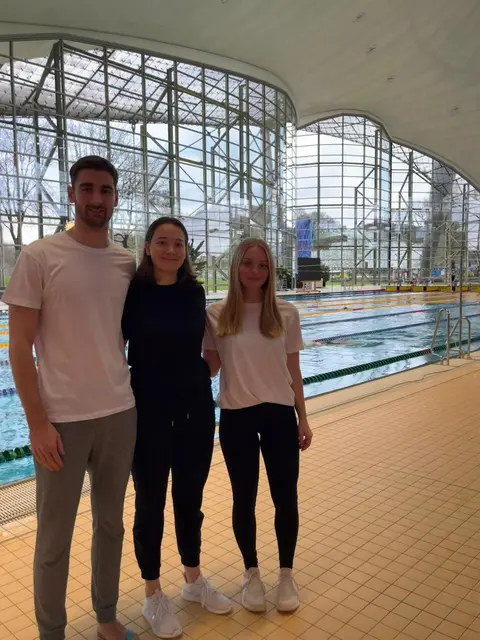 Sebastian, Anna-Sophia und Amelie bei den Deutschen Hochschulmeisterschaften in der Olympiaschwimmhalle