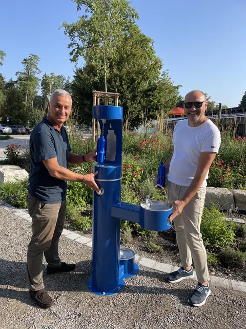 Stadtwerke-Vorstand Lothar Böck (rechts) und Oberbürgermeister Gerhard Jauernig testen den neuen Trinkwasserbrunnen vor dem Waldbad. | Foto: Michael Lindner/Stadt Günzburg