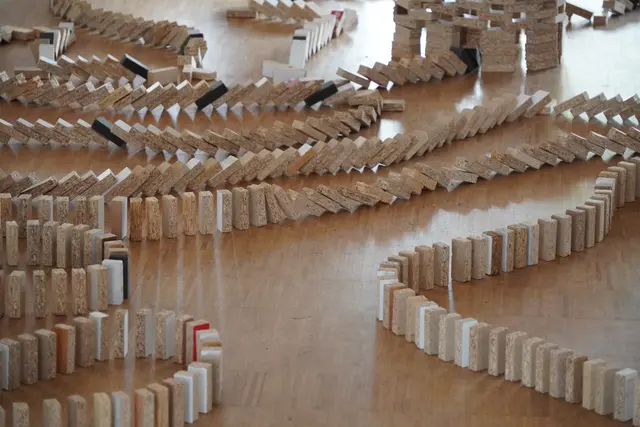 Stein um Stein, 20.000 Holz-Bausteine fallen mit "klick und klack" | Foto: Sabina Thomas