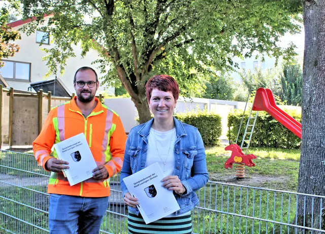 Lauingens Bauhofleiter Martin Koller und die 1. Bürgermeisterin Katja Müller vor dem Spielplatz Dr.-Wolf-Straße im Lauinger Westen: Hier ist Sanierungsbedarf bei Multifunktionsspielgeräten für Kinder und für alle Generationen bis zu Senioren. Der Spielplatz steht auf Platz 3 der Priorisierung des Spielplatzkonzeptes.