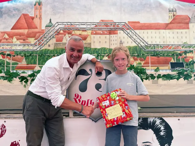 Günzburgs Oberbürgermeister gratuliert Johannes Kleiber, dessen Luftballon beim Kinder- und Familientag im vergangenen Jahr am weitesten geflogen ist.  | Foto: Michael Lindner/Stadt Günzburg