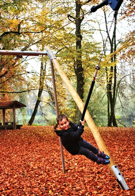 Hoch im Kurs der Kinder sind Seilrutschen wie im Lauinger Luitpoldhain, diese wurde letztes Jahr komplett erneuert. Das digitale Spielplatzkataster, entwickelt von Sicherheitsingenieuren, sorgt zusammen mit dem Bauhof, für Kontrollen und Sicherheit auf den Lauinger Spielplätzen