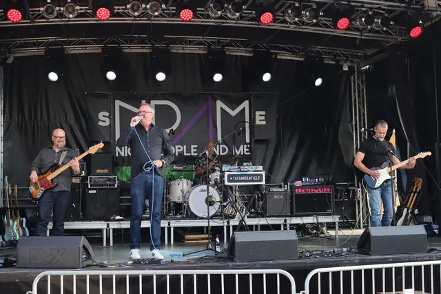 THEGARDENFIELD spielt beim Rockpark. Da noch die Namen aller drei Bands auf der Bühne zu finden sind, ist der Name nicht erkennbar.