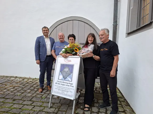 von links: Bürgermeister Stephan Karg, Walter Klügl, Leiterin Kulturforum Claudia Kohout, Künstlerin Claudia Reining-Hopp, Laudator Hans Schnürer | Foto: Wolfgang Reining