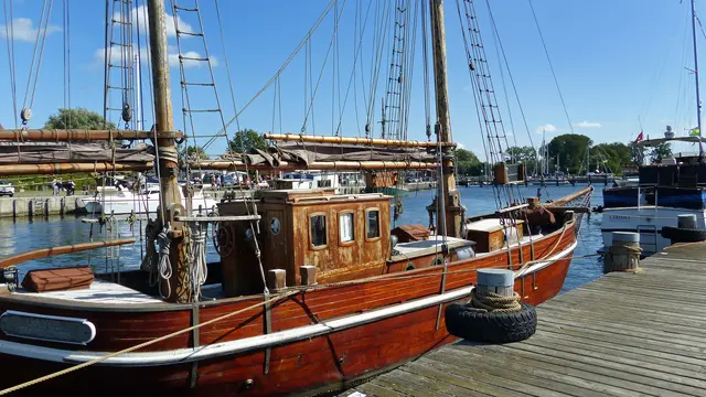 Historischer Zweimaster „Gayol Travemünde“ am Kirchdorfer Gastlieger. Foto: Helmut Kuzina