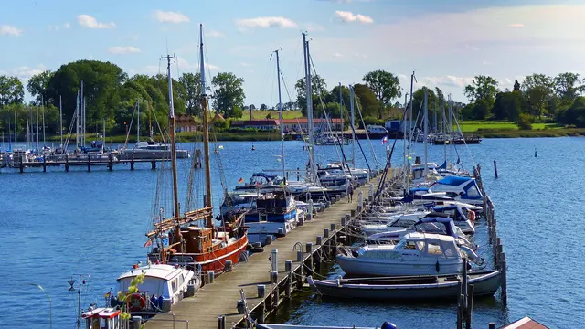 Im Hafen von Kirchdorf auf der Insel Poel dient ein Steg den Gastliegern. Foto: Helmut Kuzina