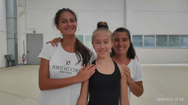 Anna-Sofiia Derevyanko posiert mit Greta Evangelisti (l.) und Annalisa Bentivogli (r.).