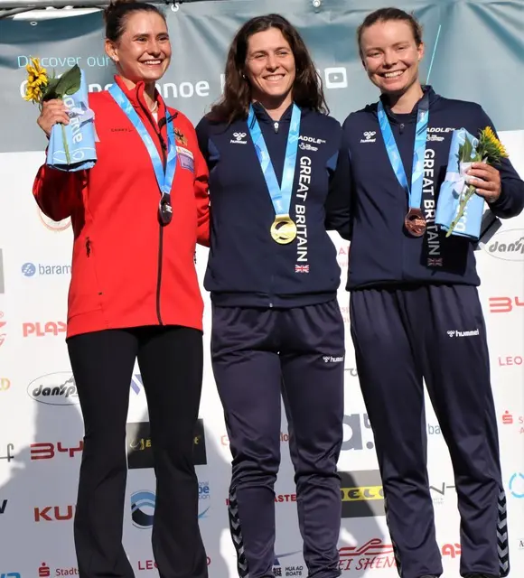 Siegerehrung der Kajak Einer Damen . 1. Platz Kimberley Woods GBR / 2. Platz Elena Lilik / GER Kanu Schwaben Augsburg / 3. Platz Lois Leaver GBR | Foto: Marianne Stenglein und Michael Neumann