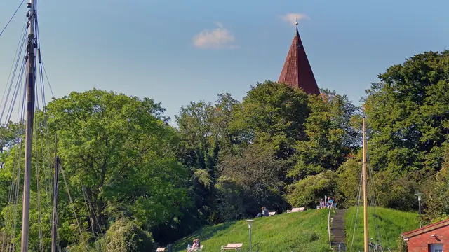 Von den Wallanlagen an der Kirche lässt sich das Geschehen am Hafen bestens beobachten. Foto: Helmut Kuzina