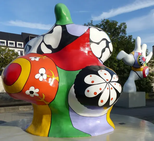 Niki de Saint Phalle hat in Hannover viele Spuren hinterlassen. Die traumhaft schöne Grotte im Großen Garten, die voluminösen Frauenfiguren der Nanas am Hohen Ufer, die aus dem Stadtbild nicht mehr wegzudenken sind, und einen Großteil ihrer Kunst hat sie dem Sprengelmuseum vermacht.  | Foto: Kurt Wolter