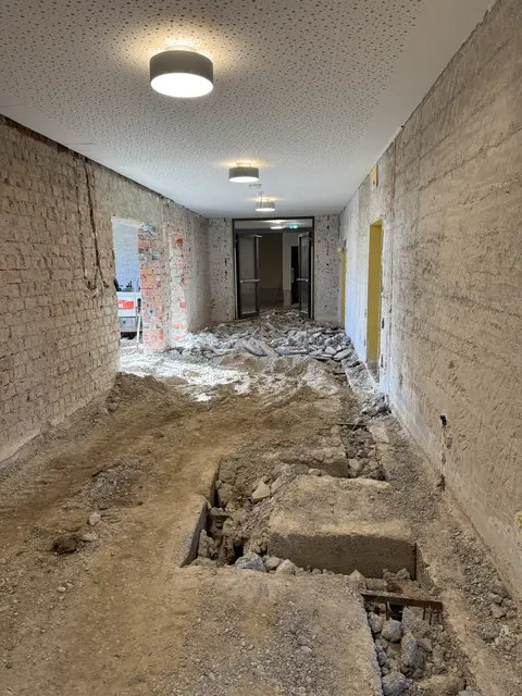 Entkernung der Grundschule Nordendorf durch Ehrenamtliche. | Foto: Tobias Kunz