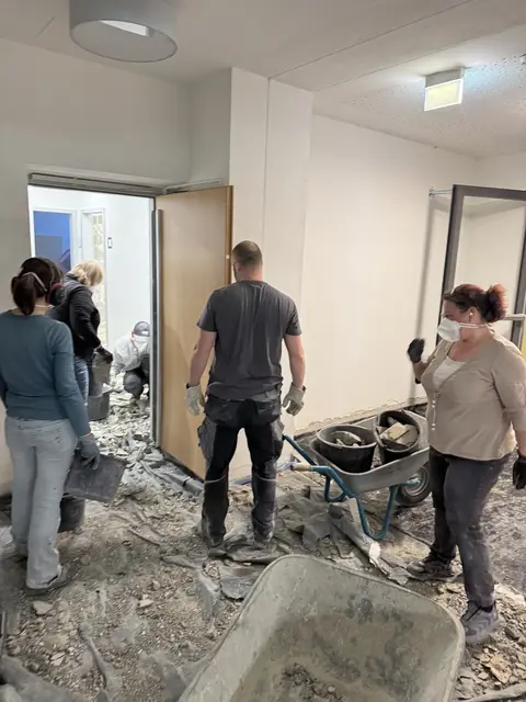 Entkernung der Grundschule Nordendorf durch Ehrenamtliche. | Foto: Tobias Kunz
